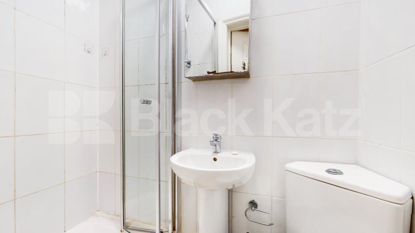 Stylish 3 Bedroom Flat on Quiet Residential Street Rochester Road, Camden